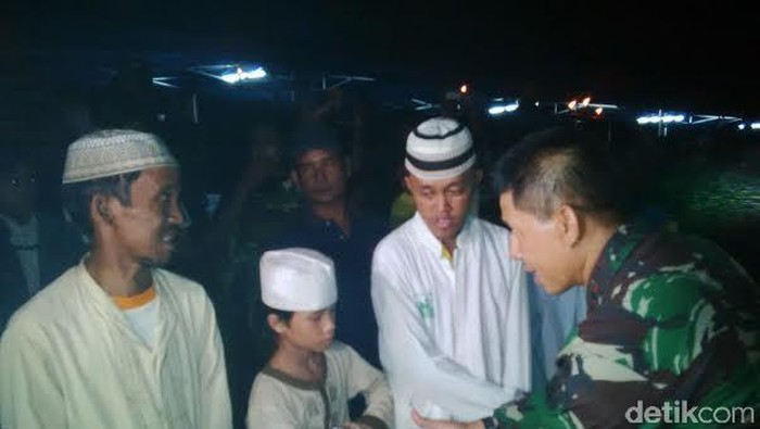 Buka Bersama Warga di Bantaran Kali Ciliwung, Pangdam Jaya Bagikan Sembako