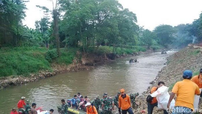 Ngabuburit Ala Kodam Jaya, Gandeng Pramuka Bersihkan Kali Ciliwung