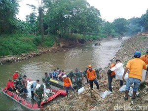 Ngabuburit Ala Kodam Jaya, Gandeng Pramuka Bersihkan Kali Ciliwung
