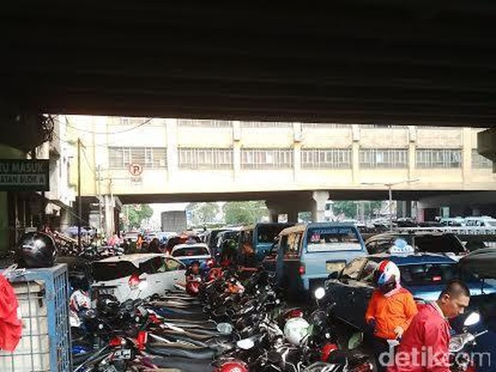 Mobil dan Motor Parkir Sembarangan, Pasar Tanah Abang Macet Parah