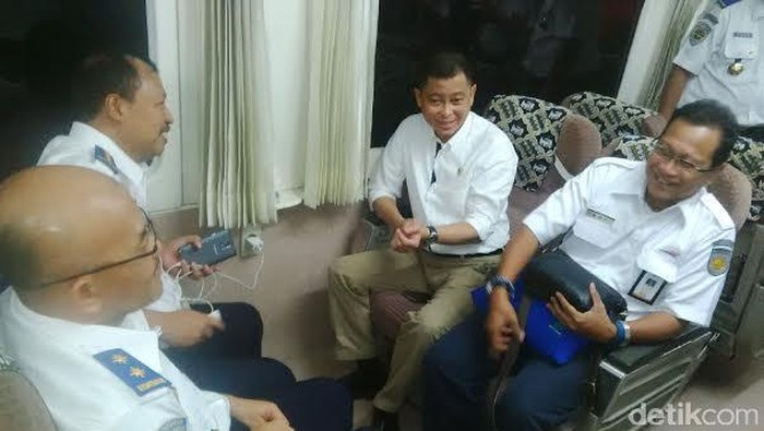 Tinjau Tol Cipali, Menteri Jonan Naik Kereta ke Cirebon