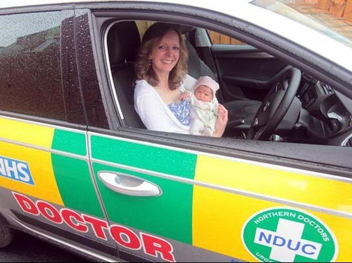 Dalam Perjalanan ke RS, Wanita Ini Melahirkan di Pinggir Jalan