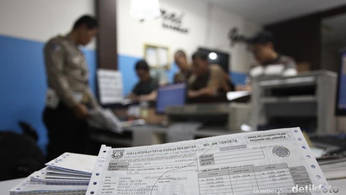 Petugas Samsat Jakarta Pusat saat melayani perpanjangan pajak kendaraan bermotor di Pelayanan Gerai Samsat, Thamrin City, Jakarta Pusat, Sabtu (27/06/2015). Pelayanan di gerai samsat pada akhir pekan ini dalam rangka Bulan Bhakti Pelayanan Prima memperingati HUT Bhayangkara ke 69 pada 1 Juli 2015 dan sekaligus menyikapi kebijakan pemrov DKI Jakarta terkait pembebasan denda pajak atau pemutihan yang dilakukan dalam rangka HUT DKI Jakarta. Grandyos Zafna/detikcom