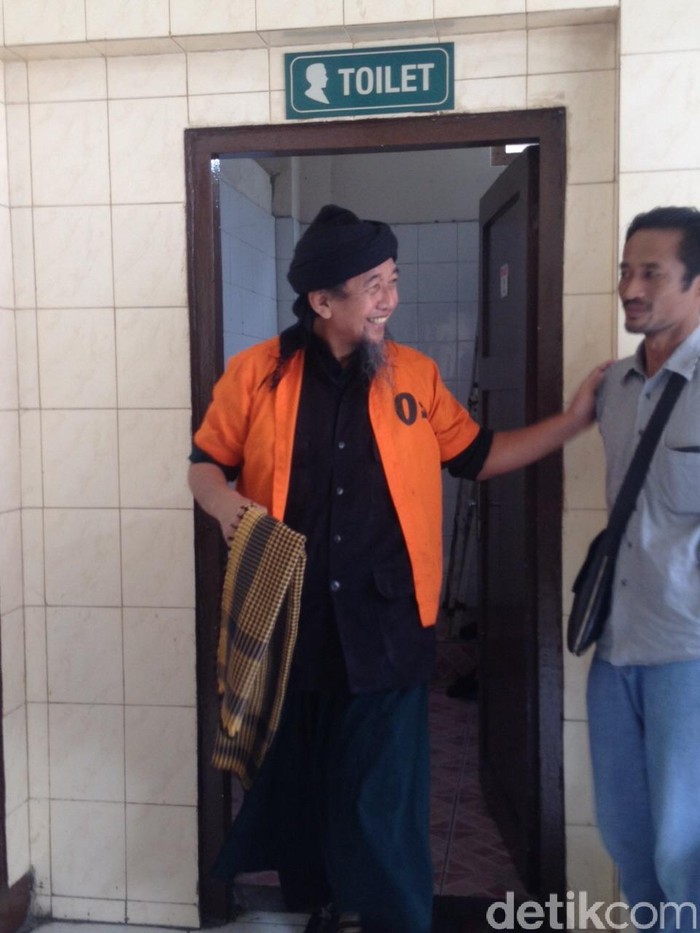 Azan Berkumandang, Terdakwa Sidang ISIS Salat Zuhur di Ruang Sidang