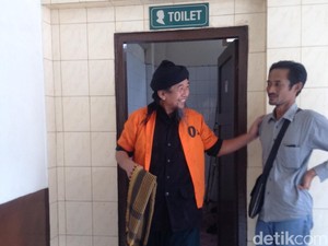 Azan Berkumandang, Terdakwa Sidang ISIS Salat Zuhur di Ruang Sidang