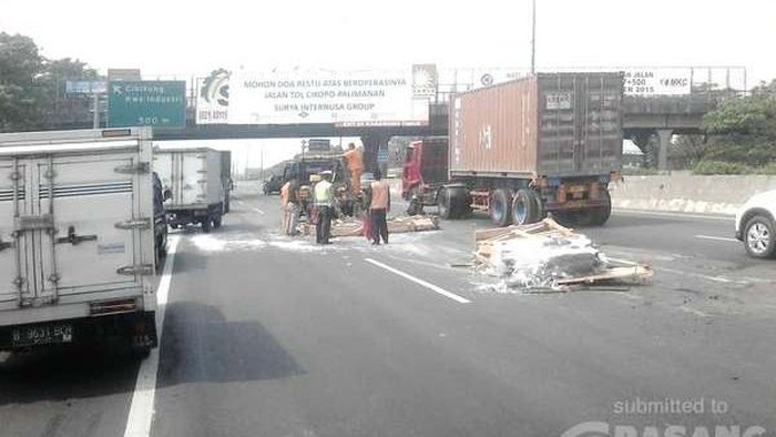 Truk Muatan Kaca Terguling, Tol Cibitung Macet 16 Km