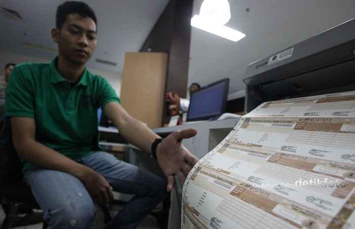 Petugas Samsat Jakarta Pusat saat melayani perpanjangan pajak kendaraan bermotor di Pelayanan Gerai Samsat, Thamrin City, Jakarta Pusat, Sabtu (27/06/2015). Pelayanan di gerai samsat pada akhir pekan ini dalam rangka Bulan Bhakti Pelayanan Prima memperingati HUT Bhayangkara ke 69 pada 1 Juli 2015 dan sekaligus menyikapi kebijakan pemrov DKI Jakarta terkait pembebasan denda pajak atau pemutihan yang dilakukan dalam rangka HUT DKI Jakarta. Grandyos Zafna/detikcom