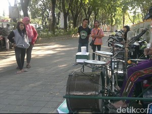 Ayub Bermain 14 Alat Musik Sekaligus sebagai Penghilang Kesedihan