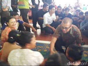 Andi Widjajanto ke Sinabung, Janjikan Beasiswa Kuliah untuk Anak Pengungsi