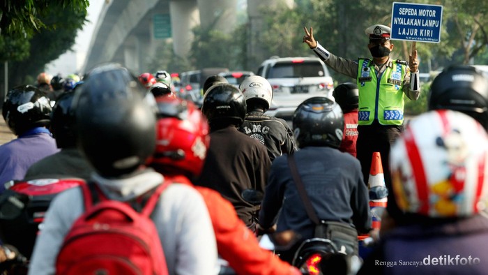 Direktorat Lalu Lintas Polda Metro Jaya memberlakukan kanalisasi sepeda motor di ruas Jalan Iskandarsyah, Jakarta Selatan, Senin (29/06/2015). Jalur khusus sepeda motor itu berada pada ruas paling kiri dan mulai di berlakukan hari ini hingga seterusnya. Rengga sancaya/detikcom.