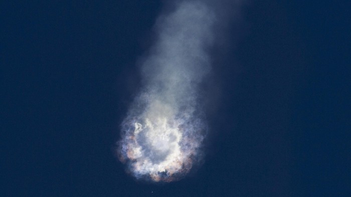 Roket SpaceX Meledak di Udara Sesaat Setelah Diluncurkan