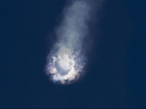 Roket SpaceX Meledak di Udara Sesaat Setelah Diluncurkan