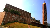 Selanjutnya ada Masjid Raya Al-Azhar Summarecon Bekasi memiliki desain tak seperti masjid pada umumnya. Tidak ada kubah yang ditempatkan pada bangunan utama dan tidak ada jendela. Namun, terdapat ventilasi yang masing-masing bloknya bertuliskan lafaz Laa Ilaha Illallah. Foto: Hasan Al Habshy