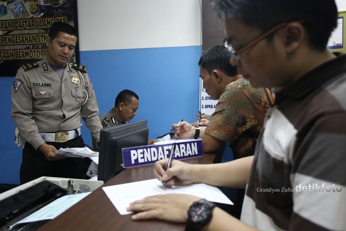 Petugas Samsat Jakarta Pusat saat melayani perpanjangan pajak kendaraan bermotor di Pelayanan Gerai Samsat, Thamrin City, Jakarta Pusat, Sabtu (27/06/2015). Pelayanan di gerai samsat pada akhir pekan ini dalam rangka Bulan Bhakti Pelayanan Prima memperingati HUT Bhayangkara ke 69 pada 1 Juli 2015 dan sekaligus menyikapi kebijakan pemrov DKI Jakarta terkait pembebasan denda pajak atau pemutihan yang dilakukan dalam rangka HUT DKI Jakarta. Grandyos Zafna/detikcom