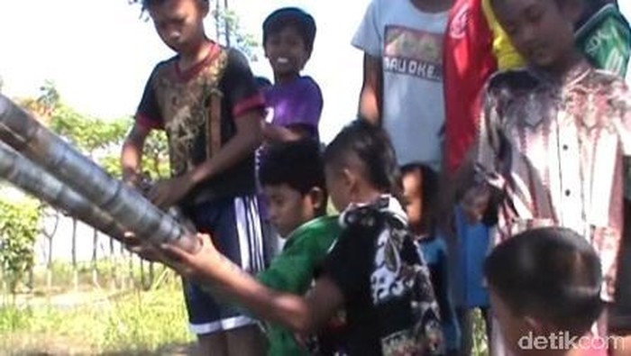 Bocah-bocah di Pasuruan Ngabuburit dengan Bermain Meriam Kaleng di Sawah