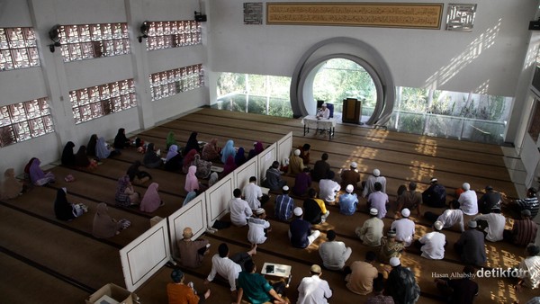 Masjid yang didesain oleh Arsitek Ridwan Kamil ini memiliki keunikan yang berbeda dengan masjid-masjid pada umumnya karena mengambil inspirasi dari bangunan Kabah di Baitullah Mekah. Hasan Al Habshy/detikcom Masjid yang didesain oleh Arsitek Ridwan Kamil ini memiliki keunikan yang berbeda dengan masjid-masjid pada umumnya karena mengambil inspirasi dari bangunan Kabah di Baitullah Mekah. Hasan Al Habshy/detikcom
