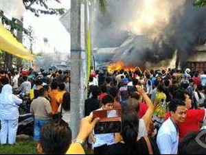 Penampakan Api dan Warga yang Menyemut di Lokasi Pesawat Jatuh