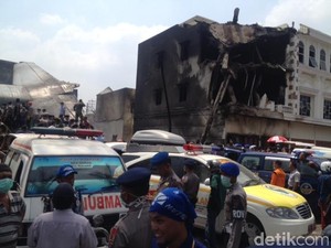 Penampakan Ruko Berantakan dan Menghitam karena Terserempet Hercules