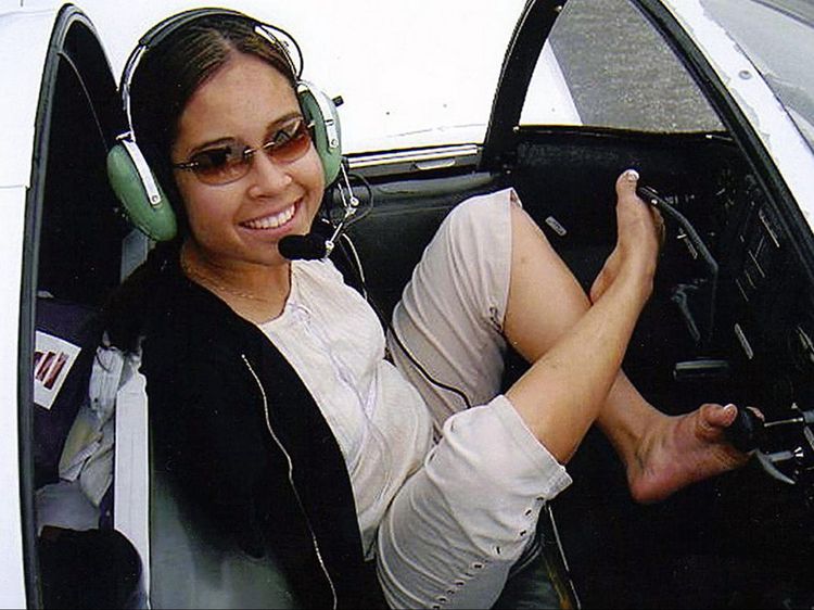 Potret Jessica, Pilot Tanpa Lengan yang Sukses Kendarai Pesawat dengan Kaki