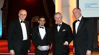 Berkat klinik bernama Indonesia Medika itu, Gamal pun diganjar sederet penghargaan internasional. Penghargaan itu antara lain adalah dari Pangeran Charles di Inggris, People Choice Award di California-AS, People Choice Award dari Australian Agency for International Development, dan masih banyak lagi. Saat menerima penghargaan HRH The Prince of Wales Young Sustainability Entrepreneurship First Winner 2014, Gamal bertemu langsung dengan Pangeran Charles. (Foto: Istimewa ) Berkat klinik bernama Indonesia Medika itu, Gamal pun diganjar sederet penghargaan internasional. Penghargaan itu antara lain adalah dari Pangeran Charles di Inggris, People Choice Award di California-AS, People Choice Award dari Australian Agency for International Development, dan masih banyak lagi. Saat menerima penghargaan HRH The Prince of Wales Young Sustainability Entrepreneurship First Winner 2014, Gamal bertemu langsung dengan Pangeran Charles. (Foto: Istimewa )