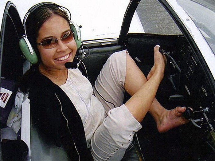 Meski Tak Punya Lengan, Jessica Sukses Mengendarai Pesawat dengan Kakinya