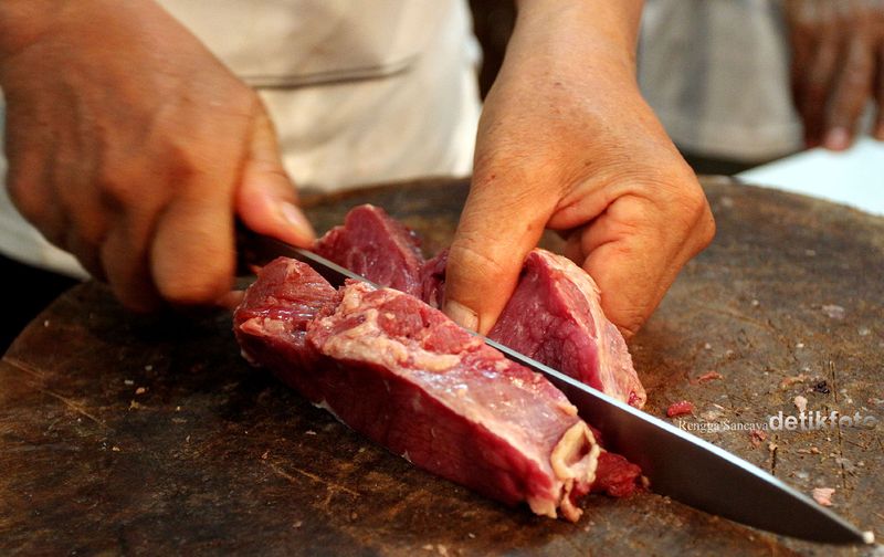 Harga daging sapi segar di pasar tradisional DKI Jakarta stabil tinggi di angka Rp 120.000/kg. Jelang Lebaran kali ini, harga daging akan mengalami kenaikan yang cukup signifikan akibat pasokan berkurang sedangkan permintaan yang masih tinggi. Seorang pembeli memilih daging di Pasar Tradisional Majestik, Jakarta Selatan, Selasa (30/06/2015). Harga Daging sapi di tingkat pedagang di Pasar Tradisonal Majestik, Jakarta, bertahan Rp120 ribu per kilogram (kg). Rengga Sancaya/detikcom.