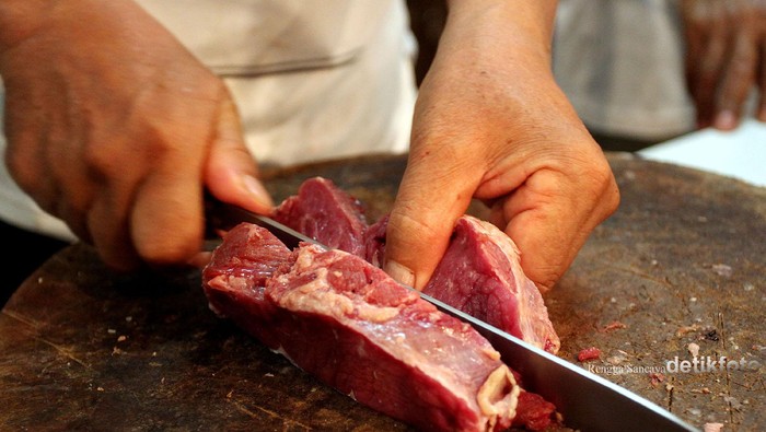 Harga daging sapi segar di pasar tradisional DKI Jakarta stabil tinggi di angka Rp 120.000/kg. Jelang Lebaran kali ini, harga daging akan mengalami kenaikan yang cukup signifikan akibat pasokan berkurang sedangkan permintaan yang masih tinggi. Seorang pembeli memilih daging di Pasar Tradisional Majestik, Jakarta Selatan, Selasa (30/06/2015). Harga Daging sapi di tingkat pedagang di Pasar Tradisonal Majestik, Jakarta, bertahan Rp120 ribu per kilogram (kg). Rengga Sancaya/detikcom.