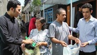Peserta program ini memang mayoritas adalah orang kurang mampu yang bahkan tak memiliki pekerjaan tetap. Mereka kemudian menyetorkan sampah sebagai premi asuransi. Tak cuma itu, bahkan Gamal dan kawan-kawan sering pula menjemput sampah-sampah yang dikumpulkan di rumah peserta asuransi. Menurut dia seseorang yang sudah sakit berat dan rawat jalan di rumah bisa saja tak sanggup jalan ke klinik. Peserta program ini memang mayoritas adalah orang kurang mampu yang bahkan tak memiliki pekerjaan tetap. Mereka kemudian menyetorkan sampah sebagai premi asuransi. Tak cuma itu, bahkan Gamal dan kawan-kawan sering pula menjemput sampah-sampah yang dikumpulkan di rumah peserta asuransi. Menurut dia seseorang yang sudah sakit berat dan rawat jalan di rumah bisa saja tak sanggup jalan ke klinik.