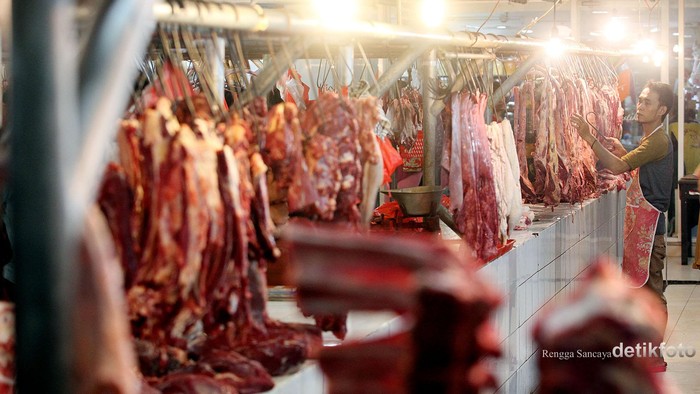 Harga daging sapi segar di pasar tradisional DKI Jakarta stabil tinggi di angka Rp 120.000/kg. Jelang Lebaran kali ini, harga daging akan mengalami kenaikan yang cukup signifikan akibat pasokan berkurang sedangkan permintaan yang masih tinggi. Seorang pembeli memilih daging di Pasar Tradisional Majestik, Jakarta Selatan, Selasa (30/06/2015). Harga Daging sapi di tingkat pedagang di Pasar Tradisonal Majestik, Jakarta, bertahan Rp120 ribu per kilogram (kg). Rengga Sancaya/detikcom.