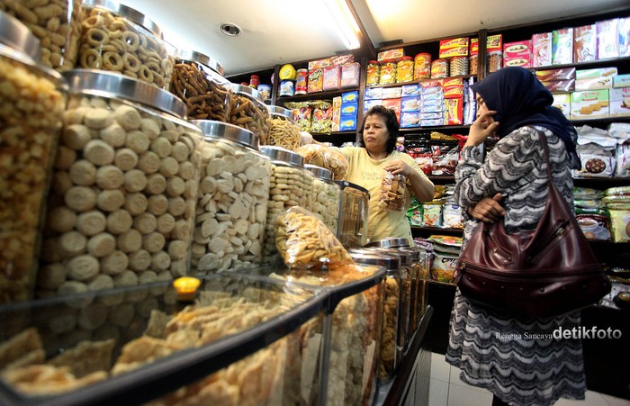 Kendati hari raya Idul Fitri masih lama, namun toko kue kering di Pasar Majestik, Jakarta Selatan, mulai mempersiapkan diri menerima orderan permintaan kue kering, Selasa (30/06/2015). Jelang lebaran, harga kue kering pun merangkak naik. Rengga Sancaya/detikcom.