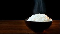 Orang Indonesia belum makan katanya jika belum mengonsumsi nasi. Jika olahraga dengan intensitas yang cukup tinggi, nasi baik dikonsumsi karena indeks glikemiknya juga tinggi. Foto: thinkstock