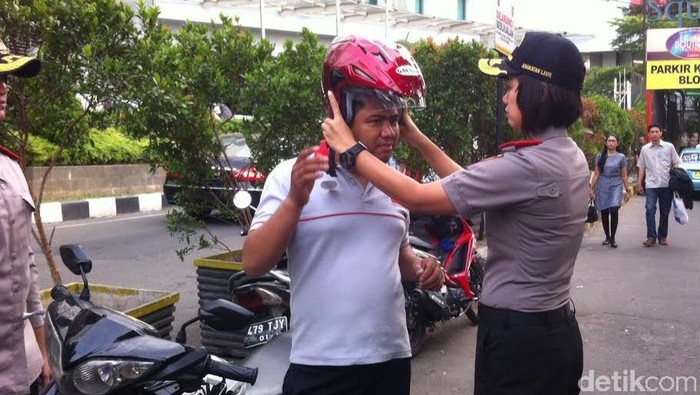 Jelang Hut Bhayangkara, PTIK Bagi-bagi Helm Gratis di Blok M