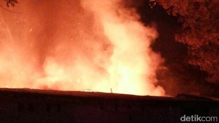 Pemukiman di Tanah Sareal Terbakar, 12 Unit Pemadam Diterjunkan