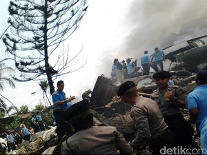 Keluarga Penumpang Hercules Berdatangan ke Posko Halim
