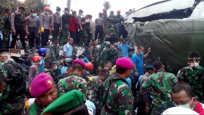 Saat Pasukan TNI dari Koarmabar, Polri, dan SAR Bersatu Evakuasi Hercules