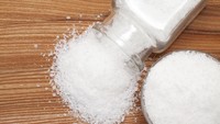 Makanan yang tinggi garam dapat memicu batu ginjal karena garam menambah jumlah kalsium dalam urine. Jika dibiarkan terus kalsium akan mengendap dan menjadi batu ginjal keras. (Foto: Thinkstock)