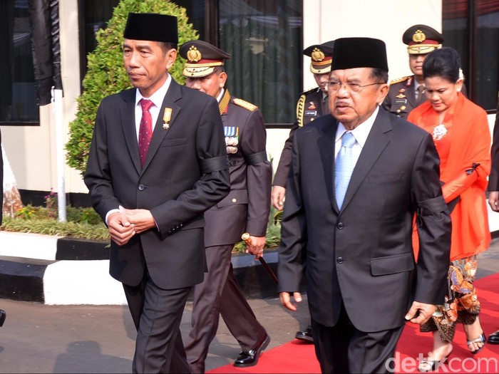 Pita Hitam Jokowi dan Bendera Setengah Tiang di HUT Bhayangkara