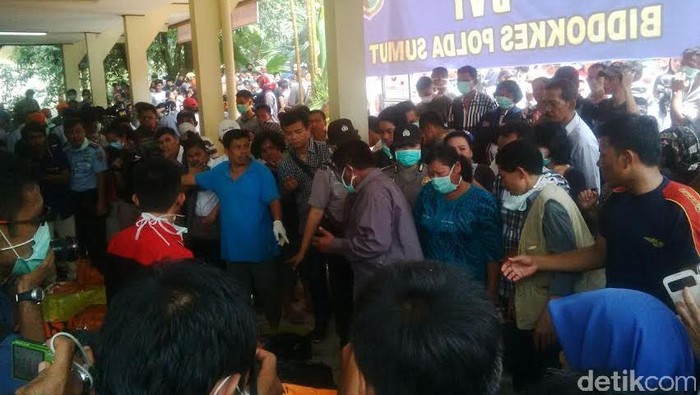 Tangis Keluarga Korban Hercules Jatuh Pecah di RSUP Adam Malik
