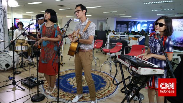 White Shoes and The Couples Company santai merilis album baru.