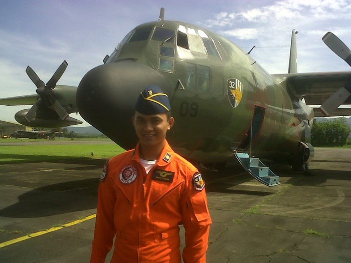Kepingan Foto Kopilot Dian Sukma dan Pesawat Hercules