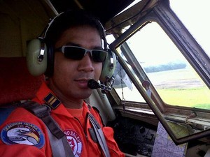 Pose Penuh Kenangan Pilot Sandy Permana di Kokpit Hercules