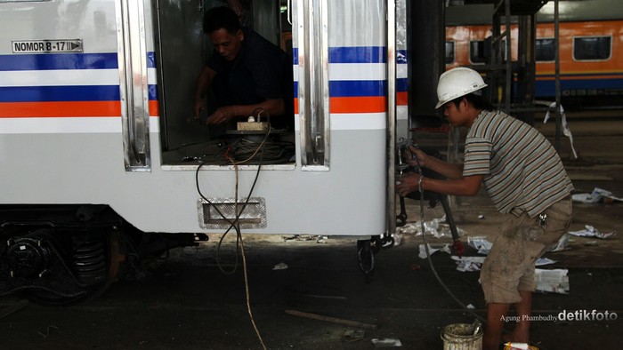 KRL Nambo-Angke Dilempar Batu, Kaca Pintu Pecah