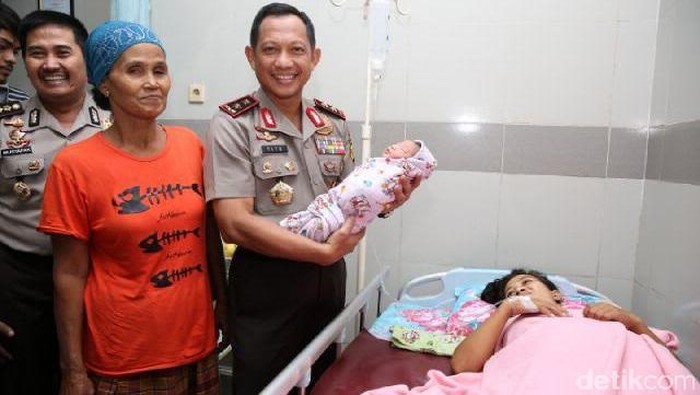 Gendong Bayi Syahrini, Kapolda Metro: Ini Kado HUT Bhayangkara dari Allah