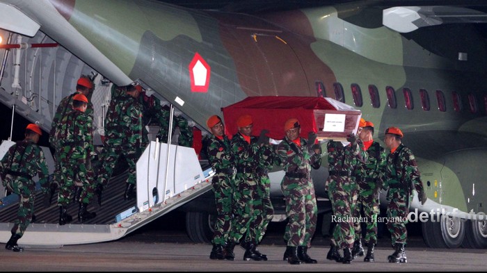 Hercules Kembali Berangkat Bawa 21 Jenazah Korban Hercules