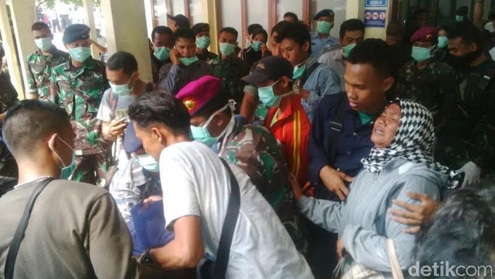 Begini Suasana Haru Keluarga Korban Hercules di RSUP Adam Malik