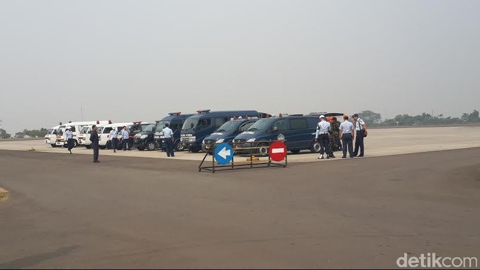 Siap Bawa Jenazah, Belasan Ambulans Siaga di Apron Base Ops Halim