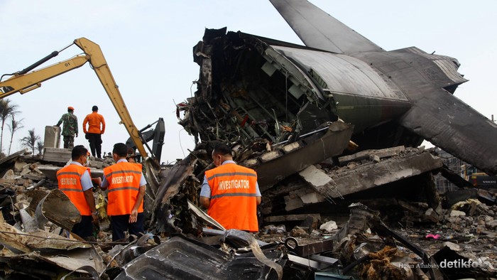 Hercules Jatuh, Saksi: Pesawat Menukik, Hantam Ruko, dan Mobil Meledak