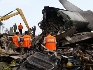 Hercules Jatuh, Saksi: Pesawat Menukik, Hantam Ruko, dan Mobil Meledak