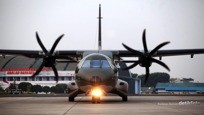 Pesawat CN 235 yang membawa jenazah korban Hercules C-310 di Medan, tiba di Lanud Halim Perdanakusuma, Rabu (1/7/2015). Para keluarga korban pun sudah tiba di Halim dan menanti para korban untuk diserahkan dari pihak TNI AU kepada keluarga korban. Rachman Haryanto/detikcom.