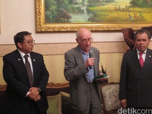 Fadli Zon Dapat Hibah Jam Tangan Pemberian Sukarno dari Penerjemah Rusia